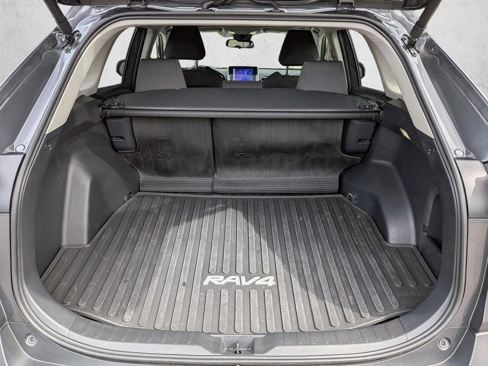 2025 Toyota RAV4 Hybrid XLE photo 5