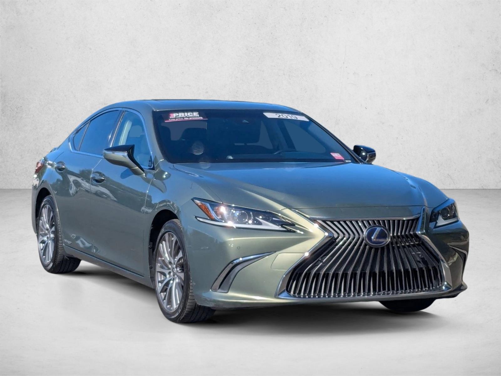 2019 Lexus ES 300h Premium photo 3
