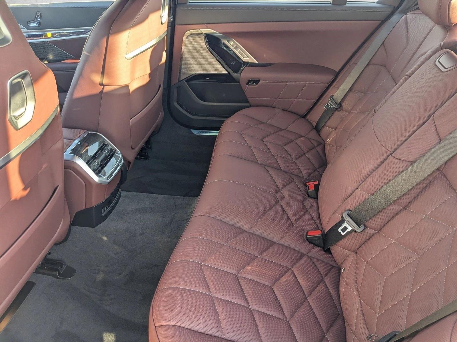2026 BMW 7 Series 750e - Photo 16