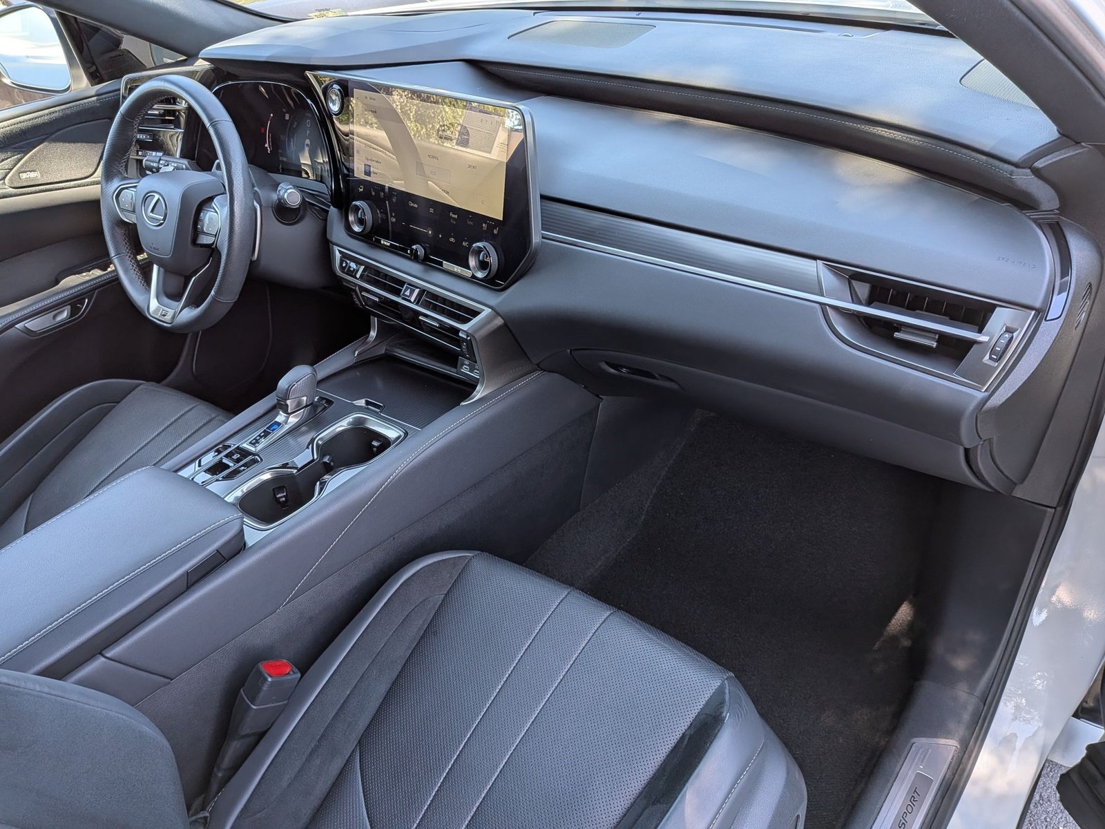 2024 Lexus RX Hybrid 500h - Photo 24
