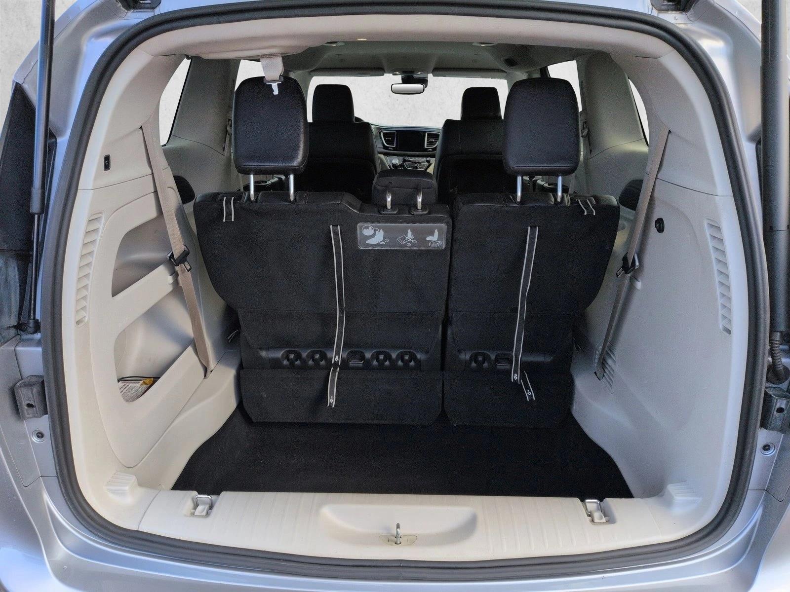 2020 Chrysler Pacifica Touring L photo 5