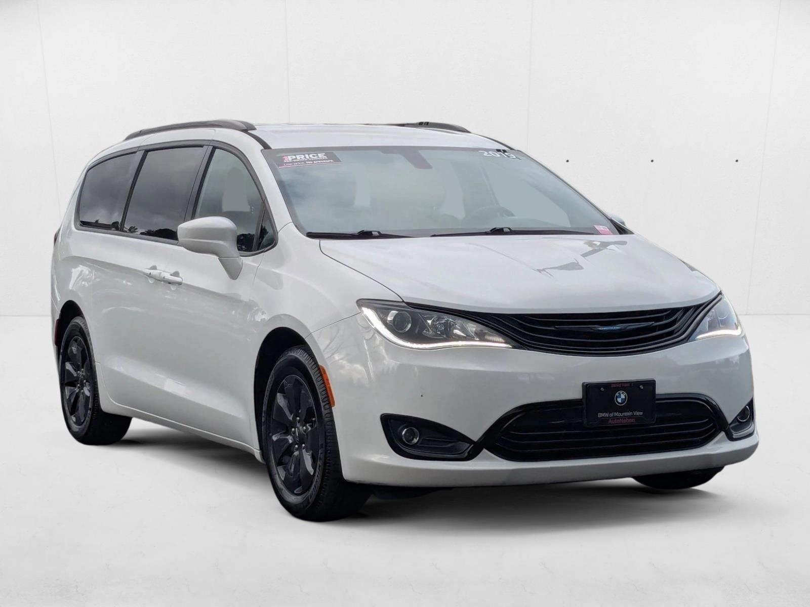 2019 Chrysler Pacifica Hybrid Touring L photo 2