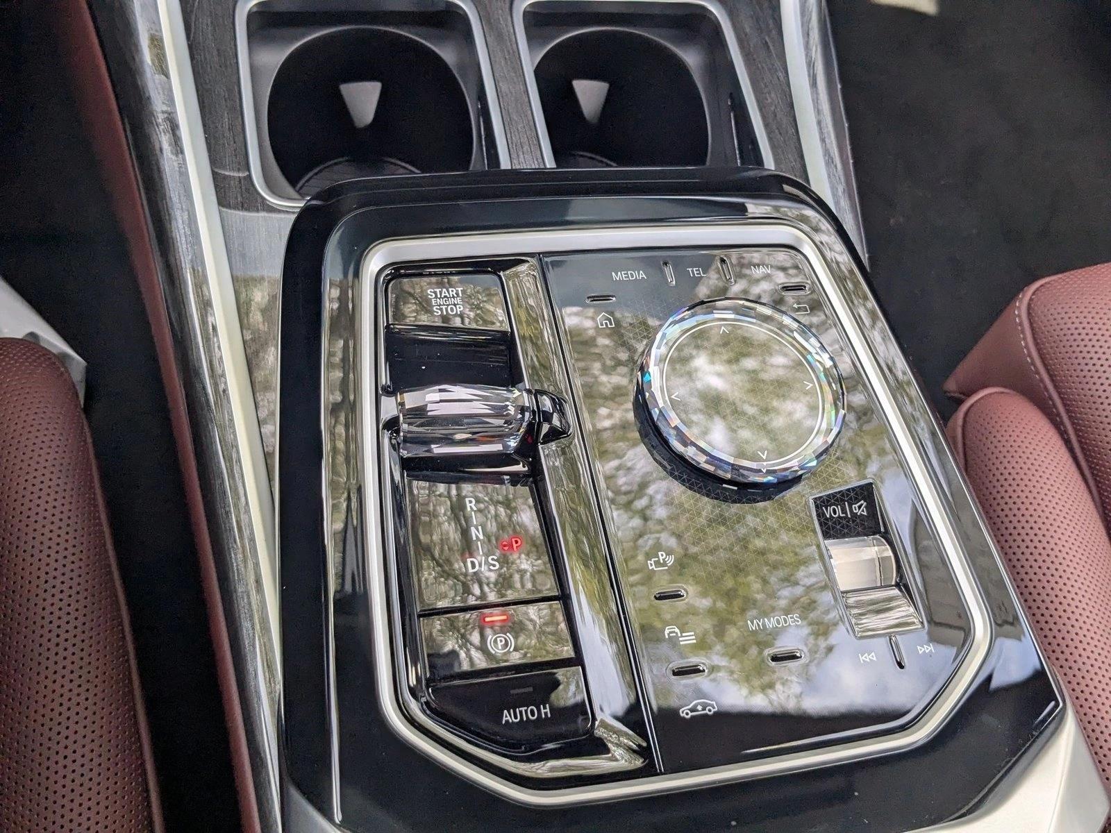 2026 BMW 7 Series 750e - Photo 12