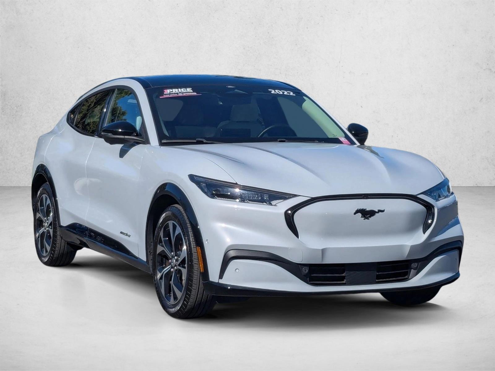 2022 Ford Mustang Mach-E Premium photo 3