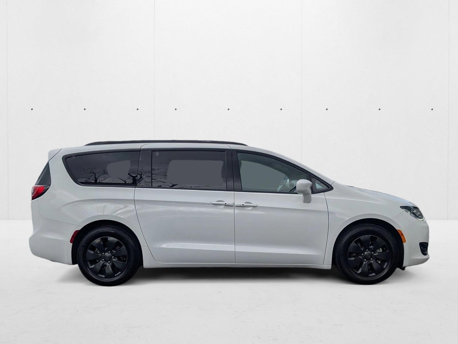 2019 Chrysler Pacifica Hybrid Touring L photo 3