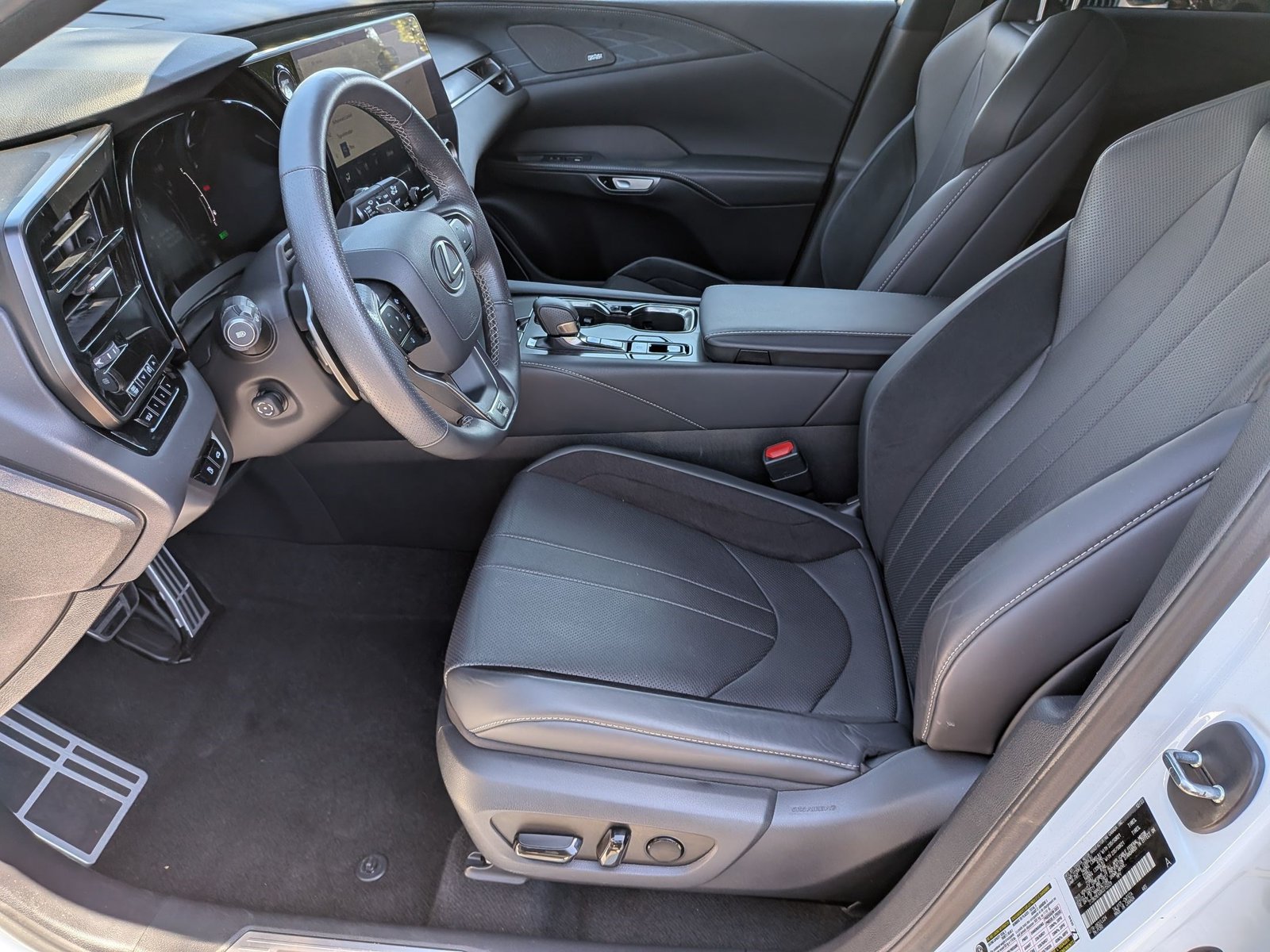 2024 Lexus RX Hybrid 500h - Photo 17
