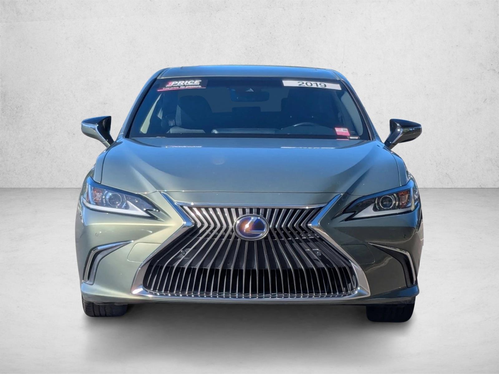 2019 Lexus ES 300h Premium photo 2