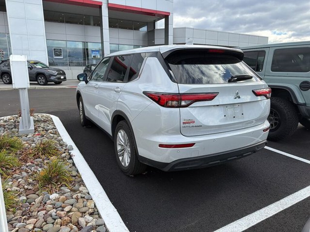 Used 2024 Mitsubishi Outlander ES SUV