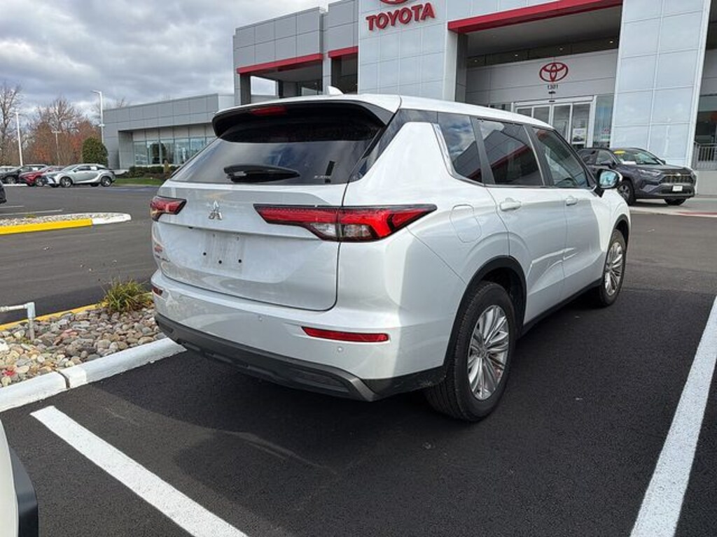 Used 2024 Mitsubishi Outlander ES SUV