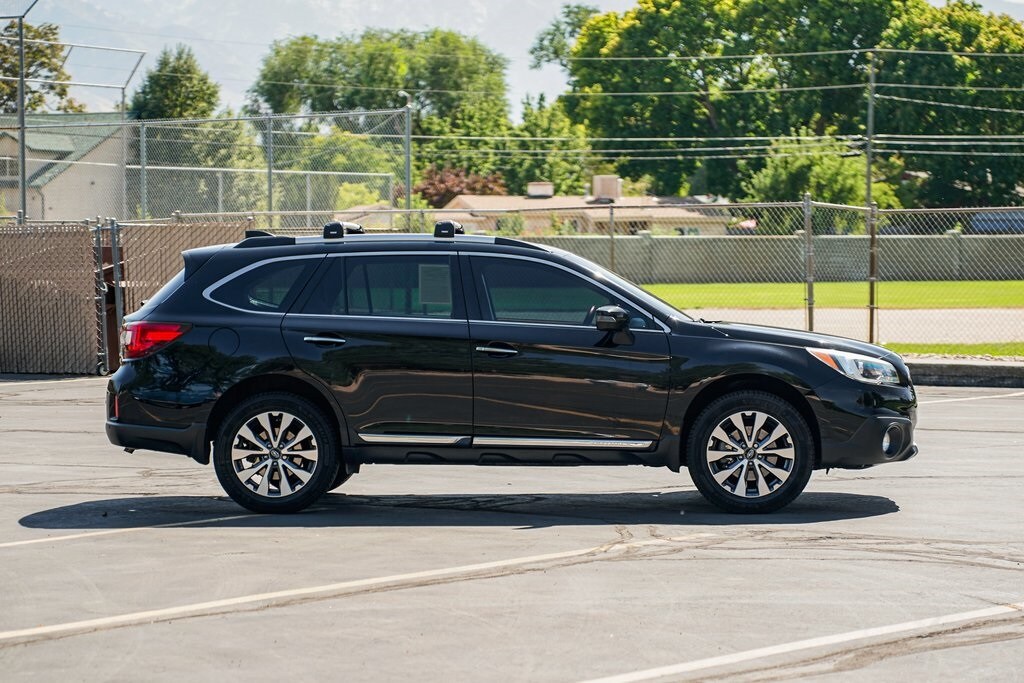 2017 Subaru Outback 3.6R Touring photo 4