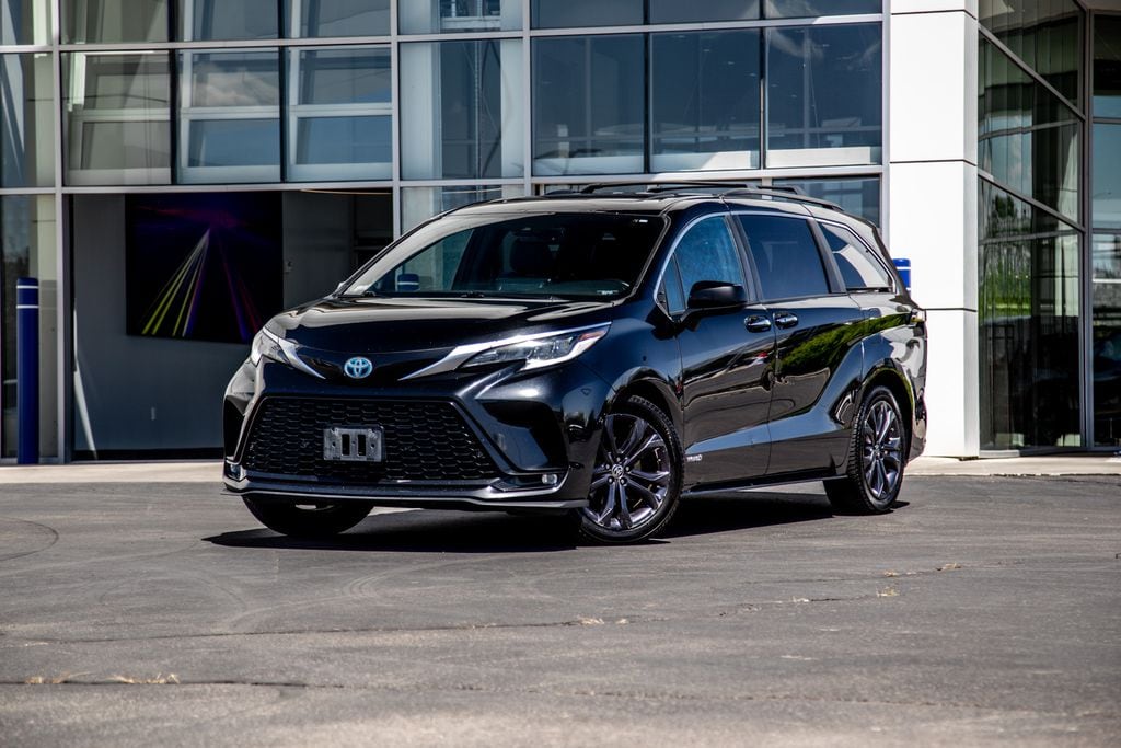 2021 Toyota Sienna XSE 7-Passenger Hybrid FWD's photo