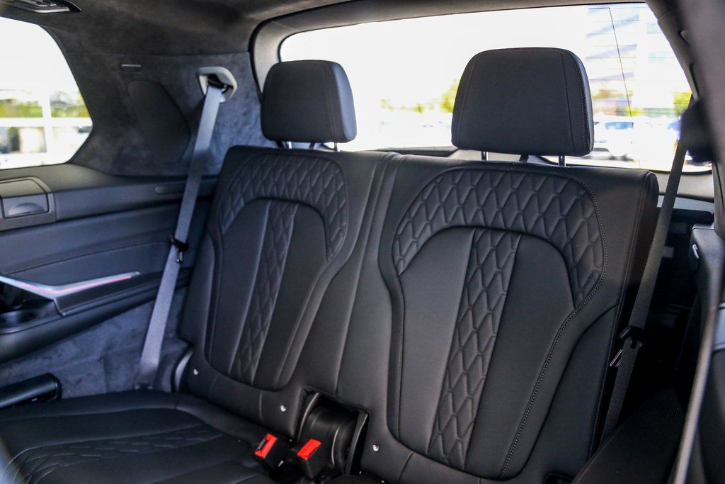 2026 BMW X7 40i - Photo 27