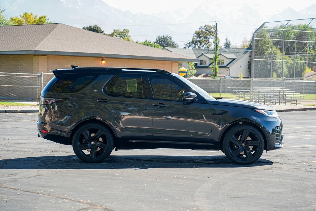 2023 Land Rover Discovery Metropolitan Edition photo 2