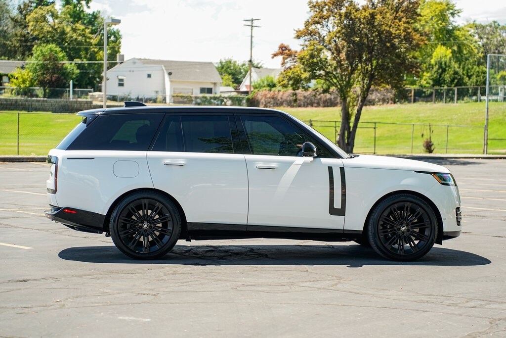2023 Land Rover Range Rover SE photo 3