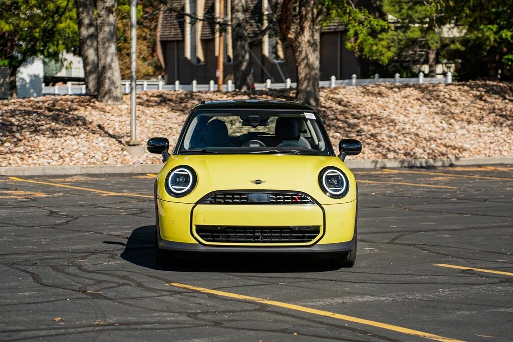 2025 Mini Cooper 2 Door Hardtop Signature photo 2