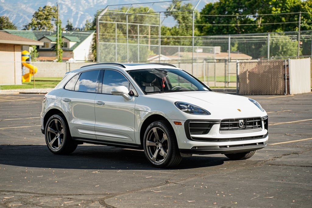 2023 Porsche Macan T photo 3