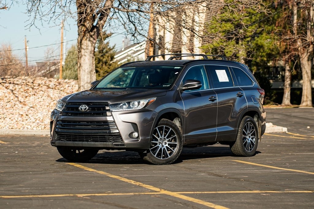 2017 Toyota Highlander SE's photo