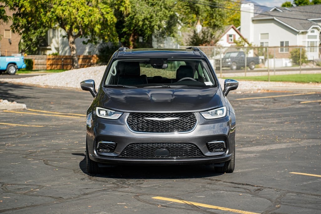 2022 Chrysler Pacifica Limited photo 2