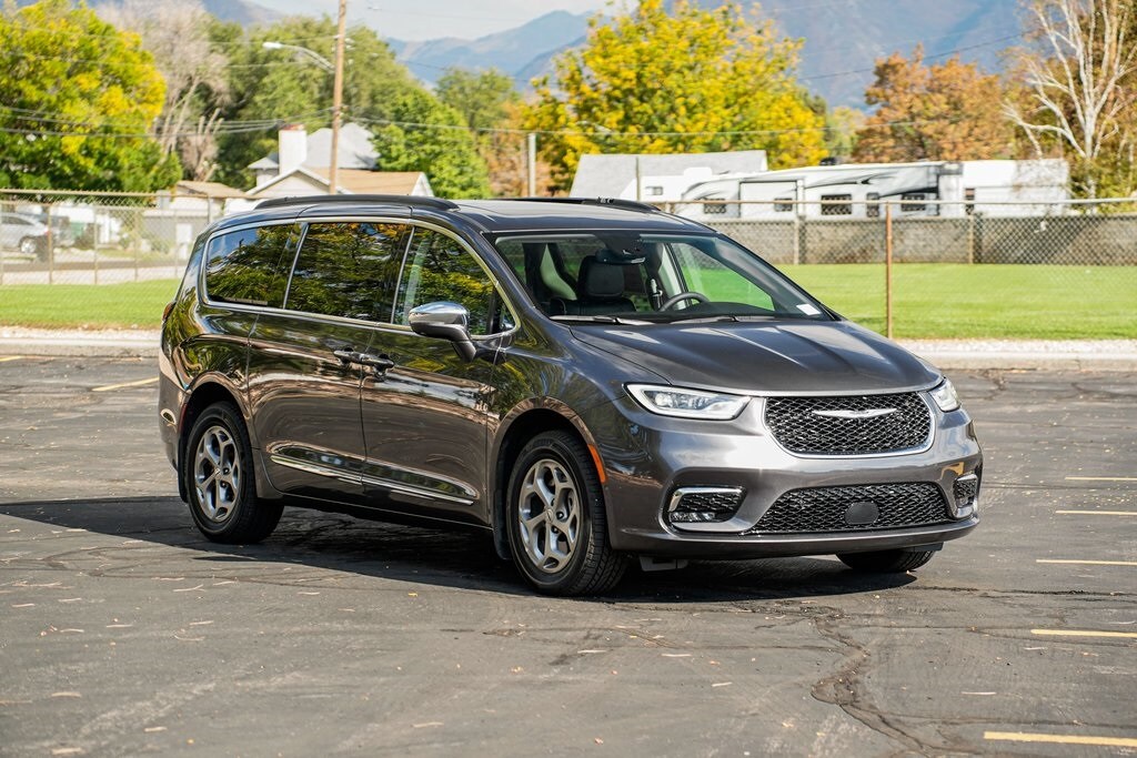 2022 Chrysler Pacifica Limited photo 3