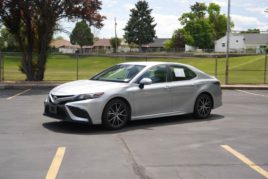 2021 Toyota Camry SE Hybrid's photo