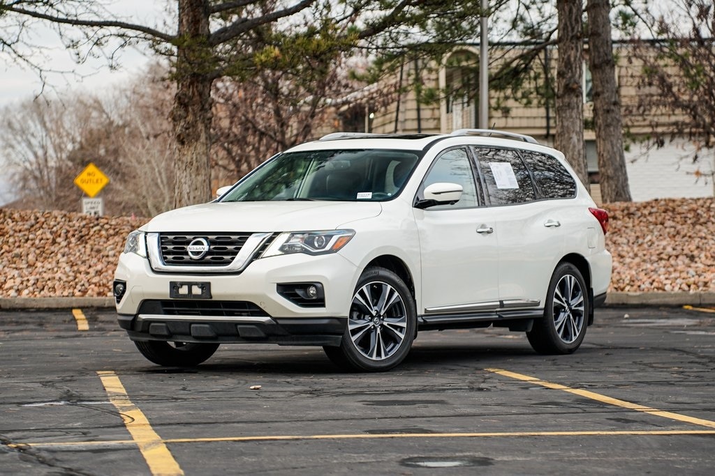 2018 Nissan Pathfinder Platinum's photo