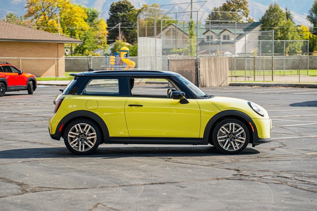 2025 Mini Cooper 2 Door Hardtop Signature photo 4