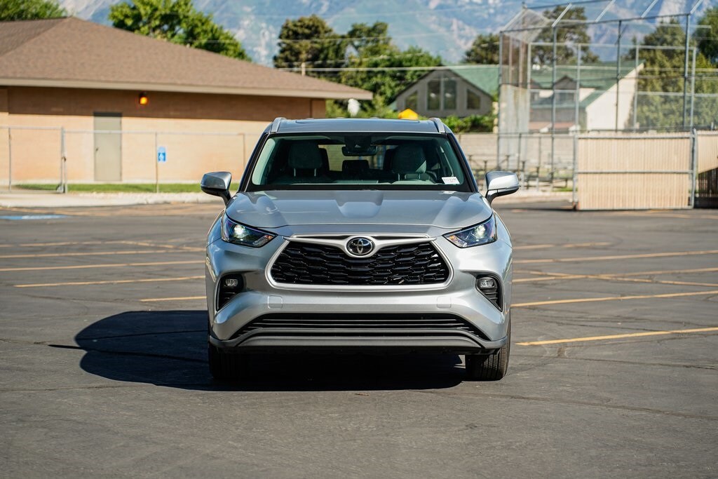 2022 Toyota Highlander XLE photo 2