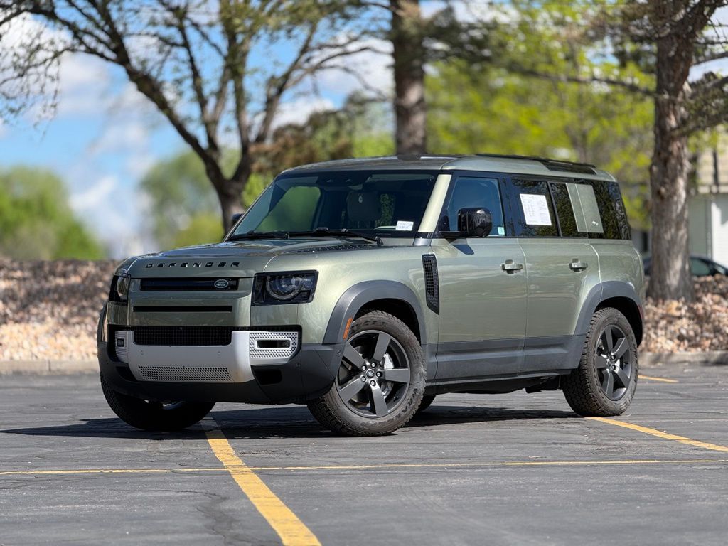2023 Land Rover Defender SE's photo