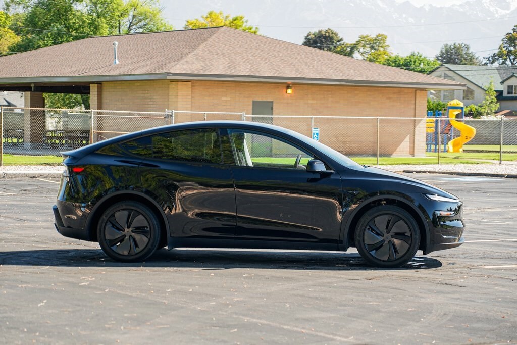 2026 Tesla Model Y Long Range photo 4