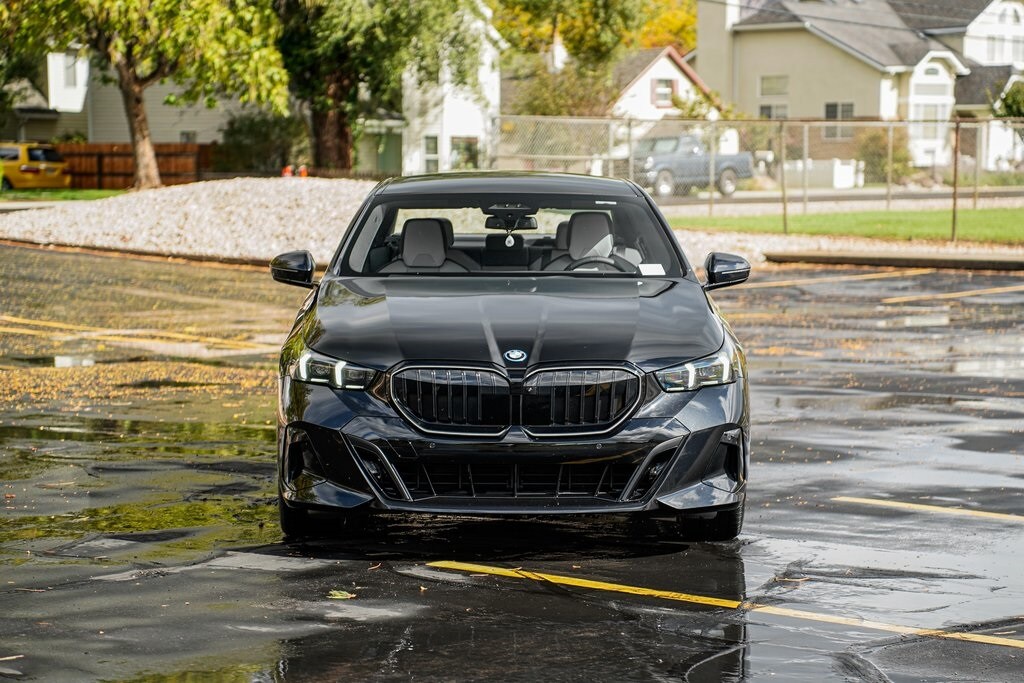 2025 Bmw 550e xDrive photo 2