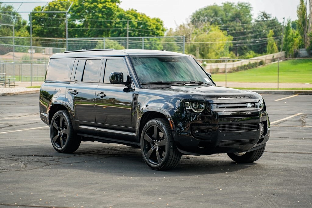 2025 Land Rover Defender 130 X-Dynamic SE photo 3