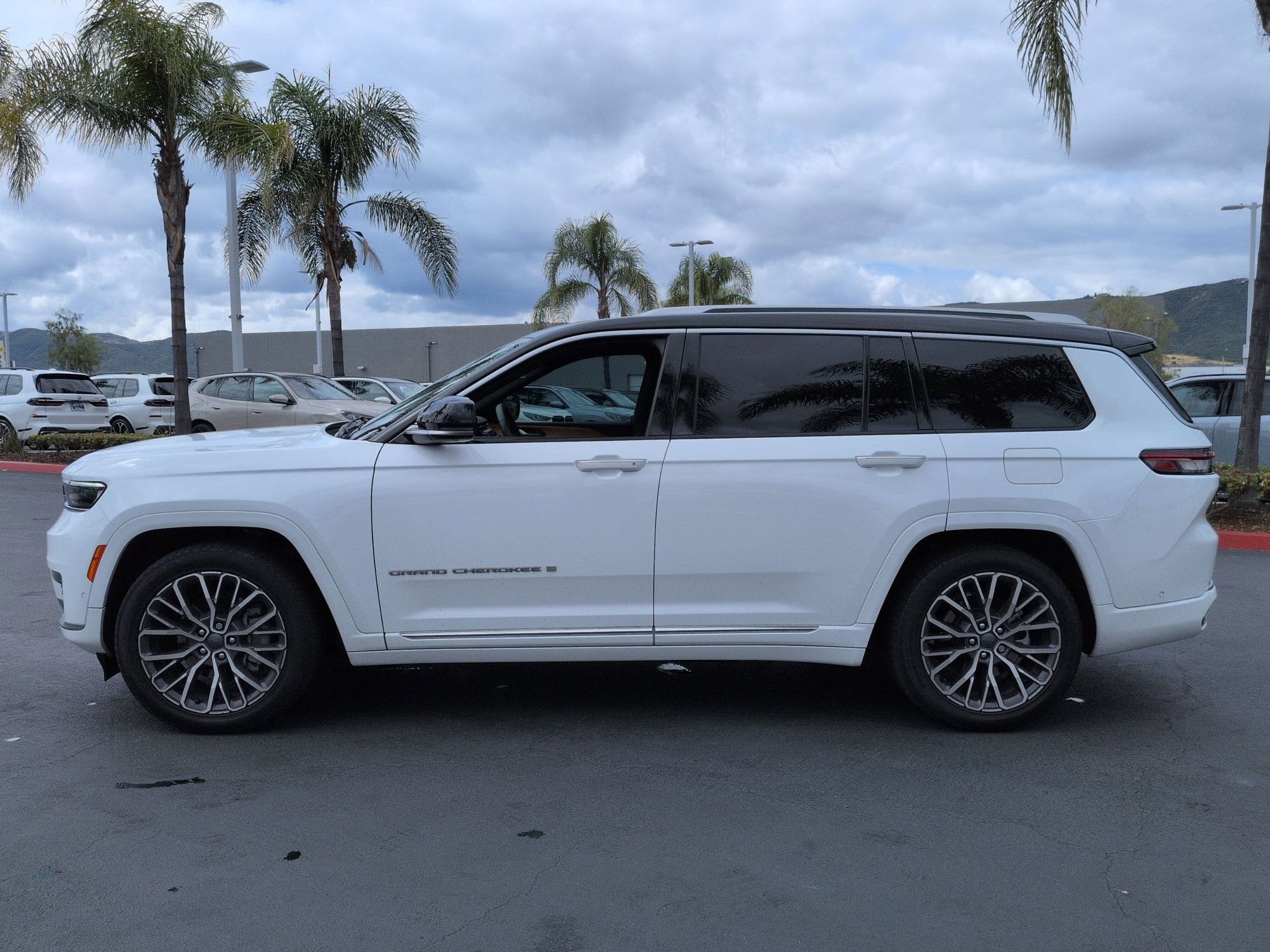 2023 Jeep Grand Cherokee L Summit Reserve photo 6