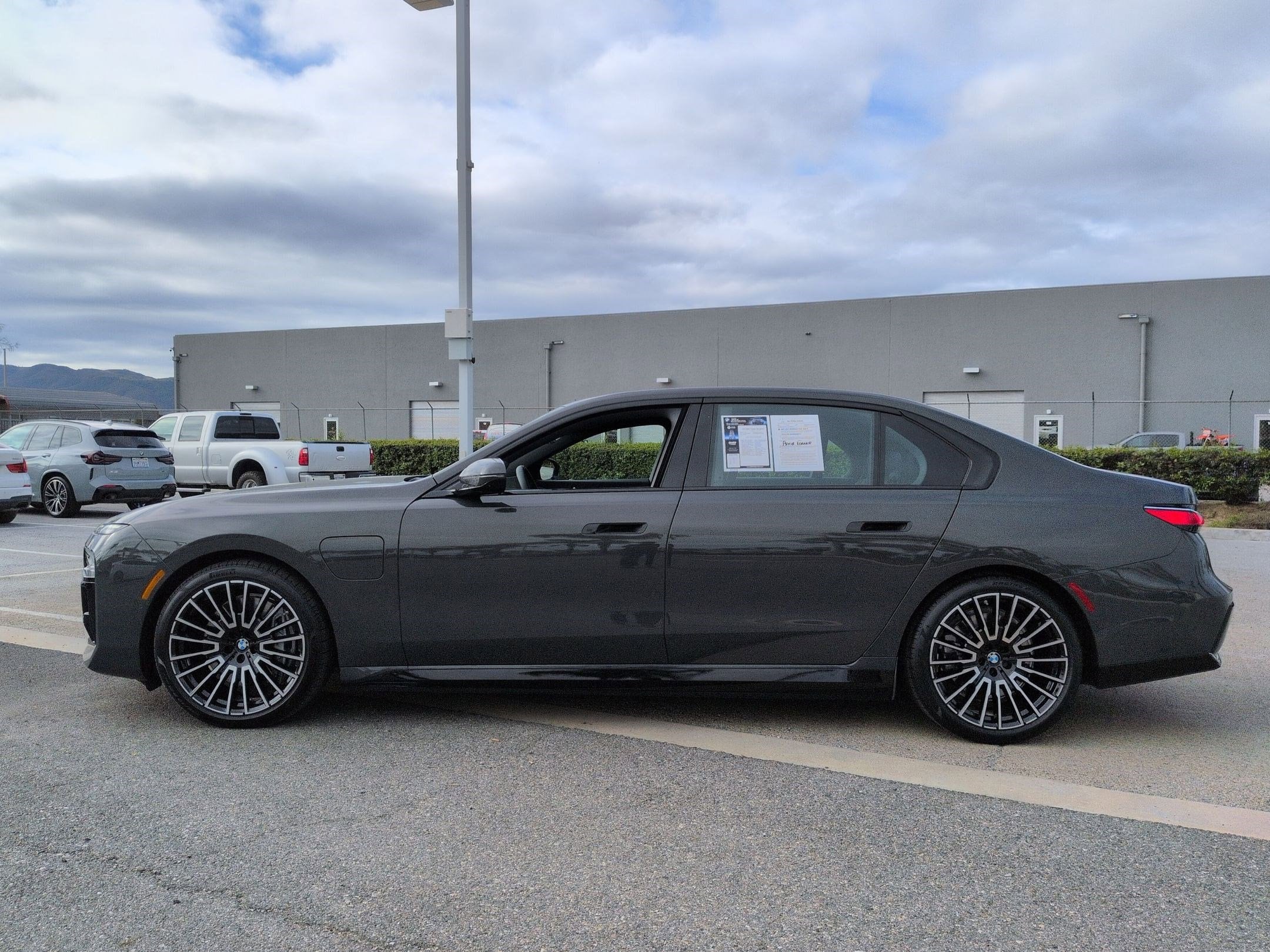 2025 BMW 7 Series 750e xDrive photo 5