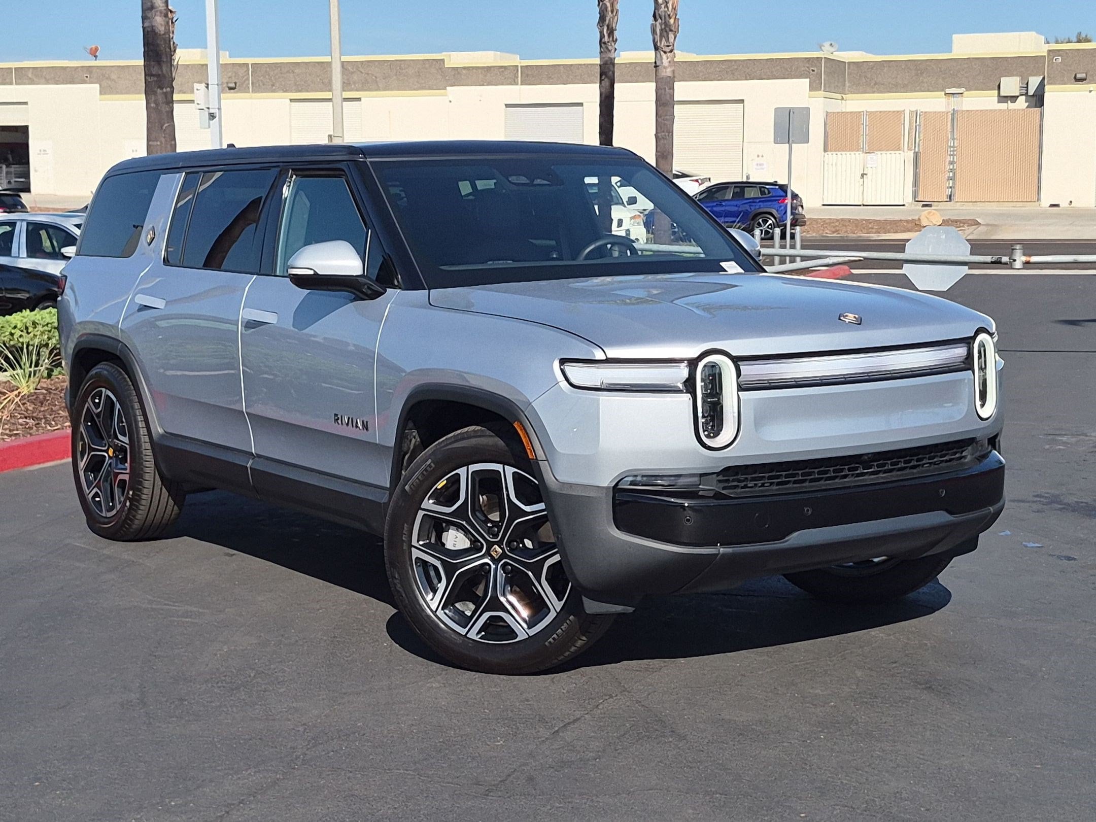 2025 Rivian R1S Adventure