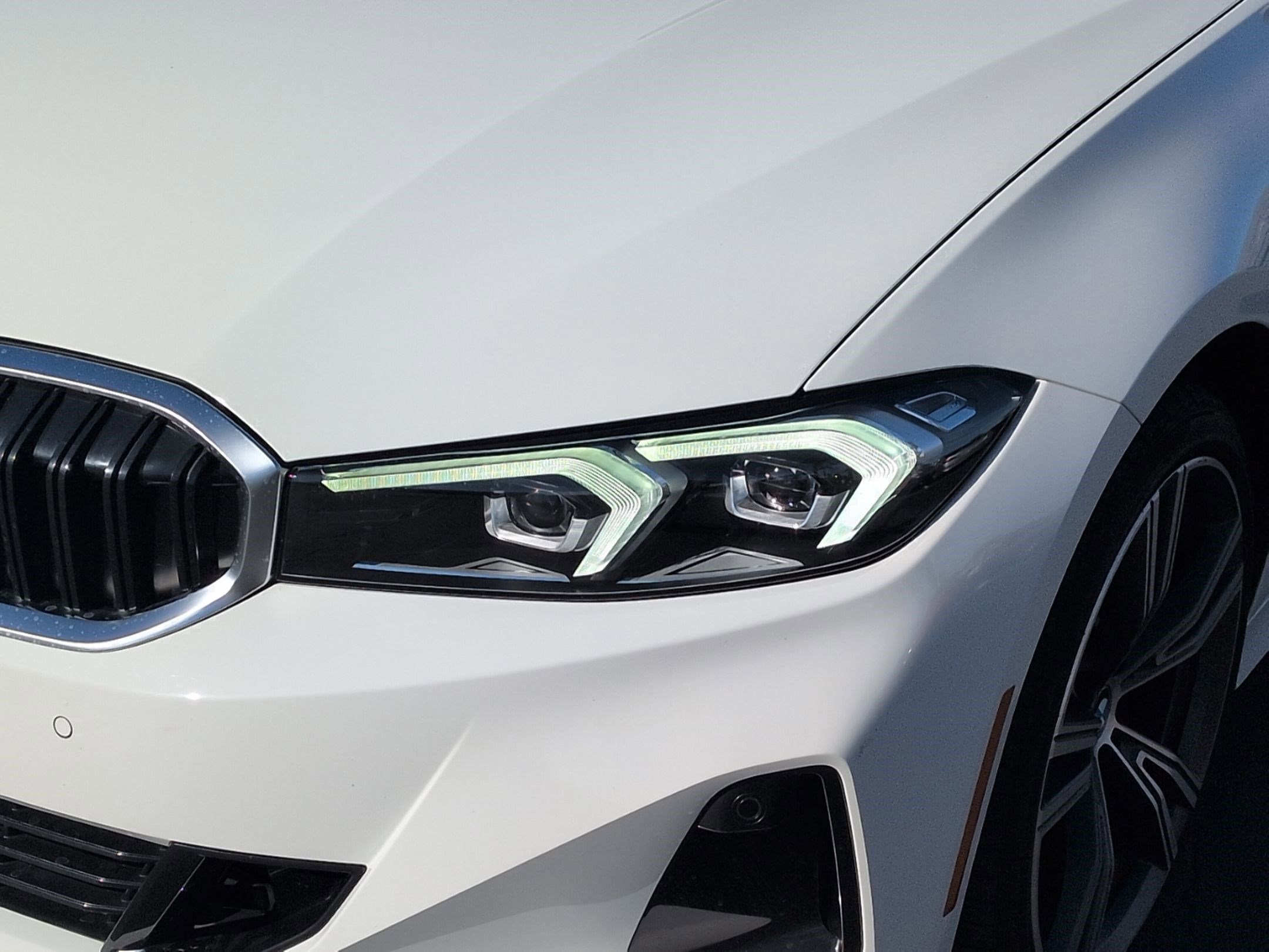 2023 BMW 3 Series 330i photo 4