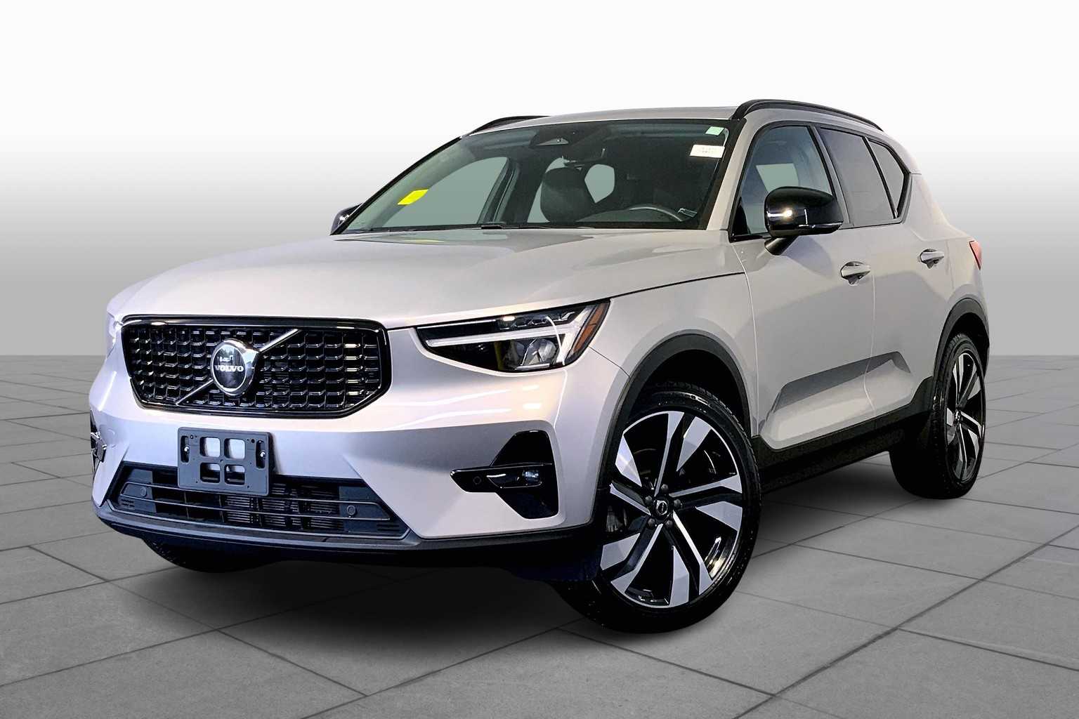 2023 Volvo XC40 Plus photo 2