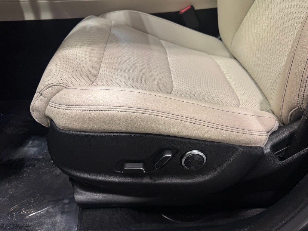 2024 GENESIS GV70 - Image 19