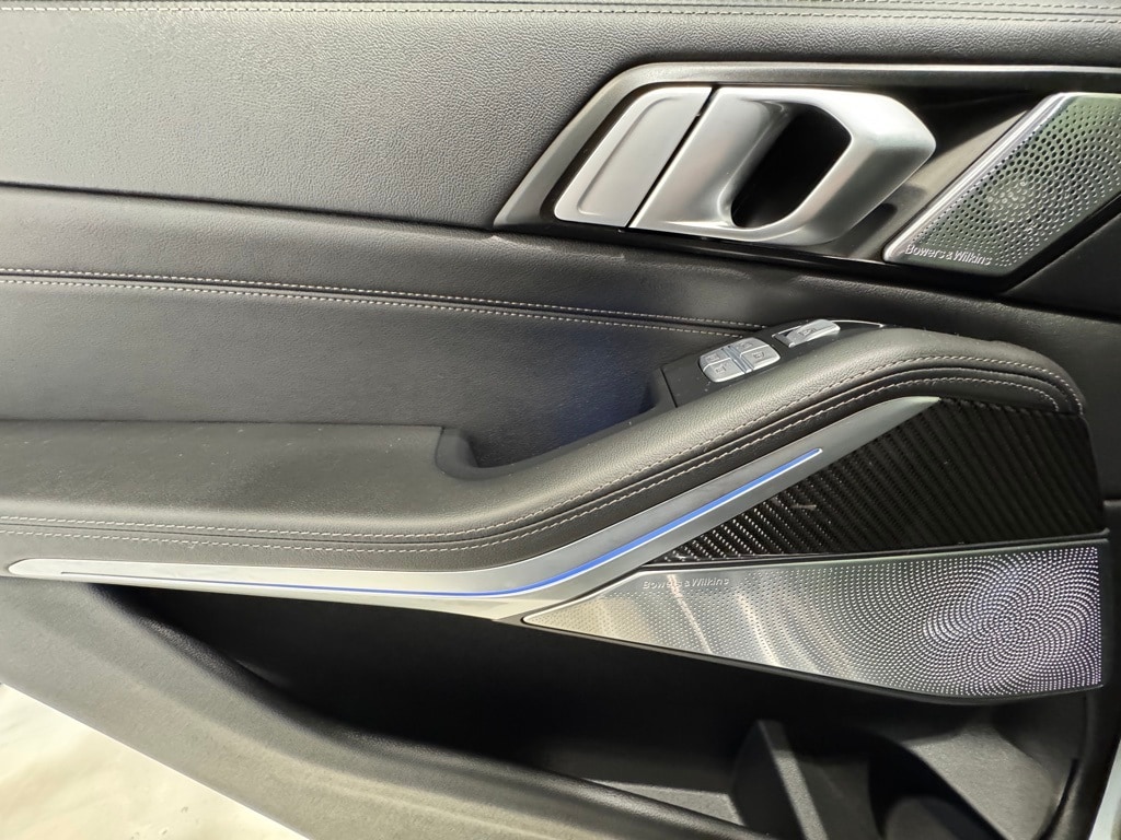 2025 BMW X7 - Image 23