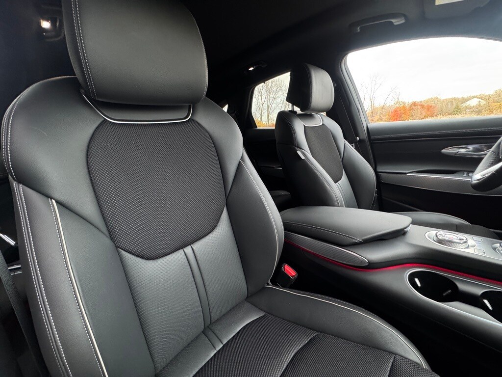 2024 GENESIS GV70 - Image 30