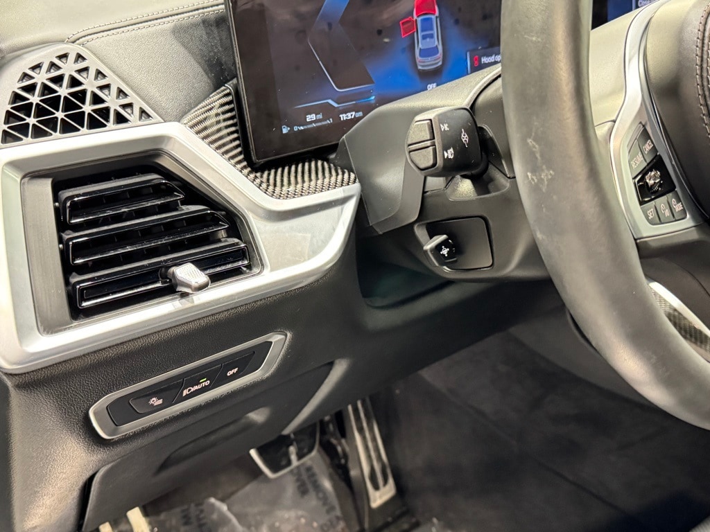 2025 BMW X7 - Image 16