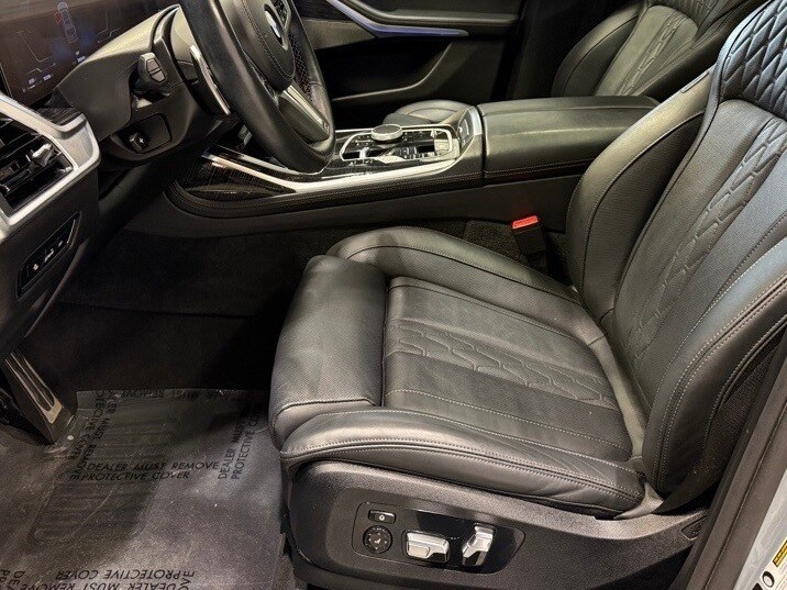 2025 BMW X7 - Image 18