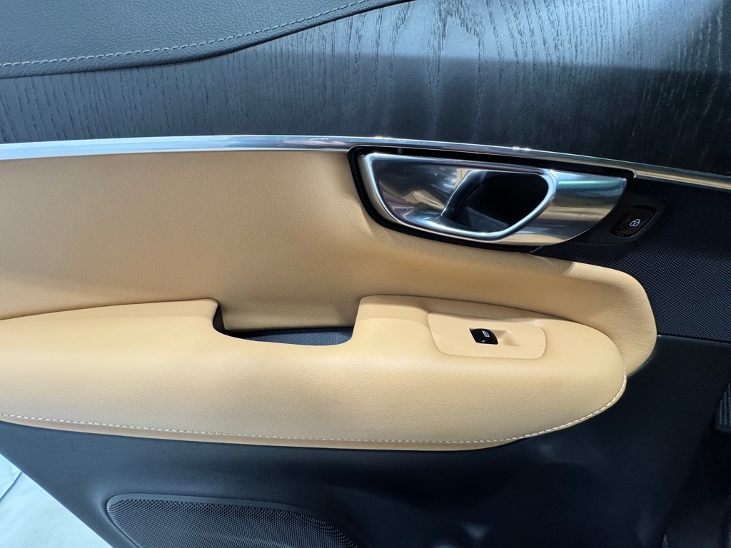 2025 VOLVO XC90 - Image 22