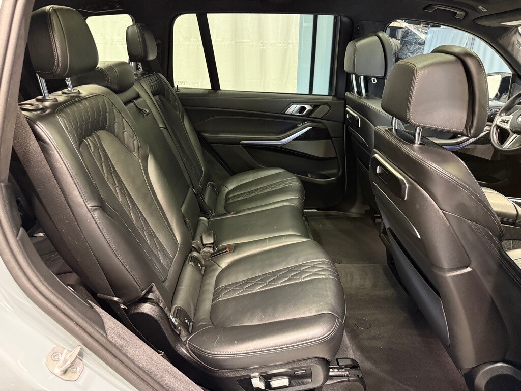 2025 BMW X7 - Image 26