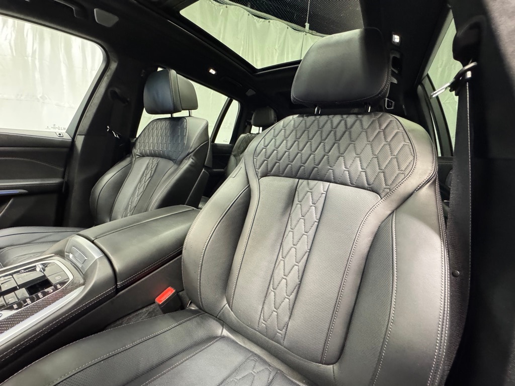 2025 BMW X7 - Image 22