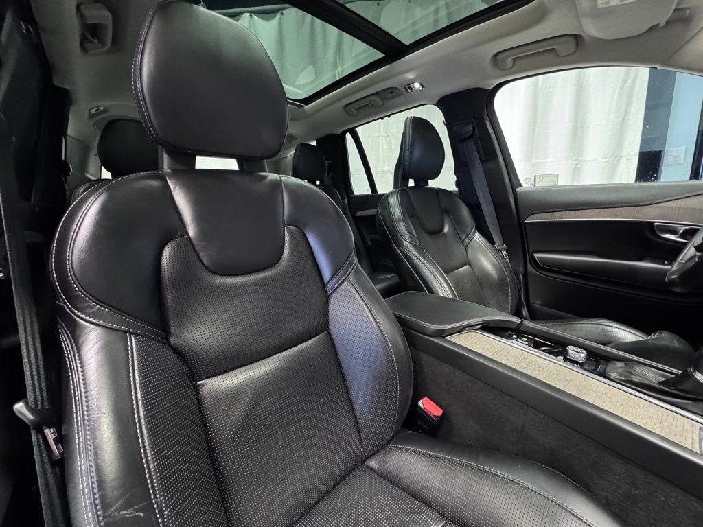 2022 VOLVO XC90 - Image 31