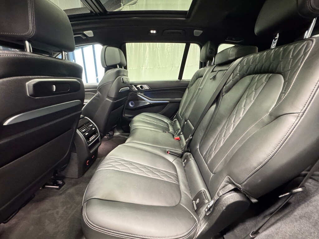 2025 BMW X7 - Image 24