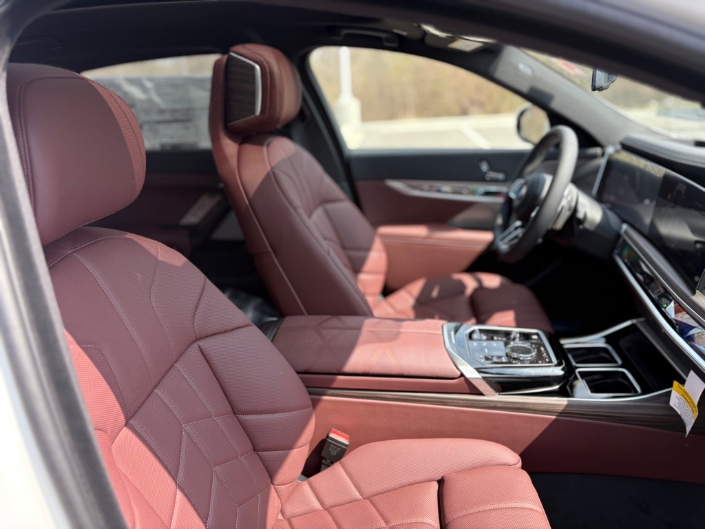 2025 BMW 760I - Image 23