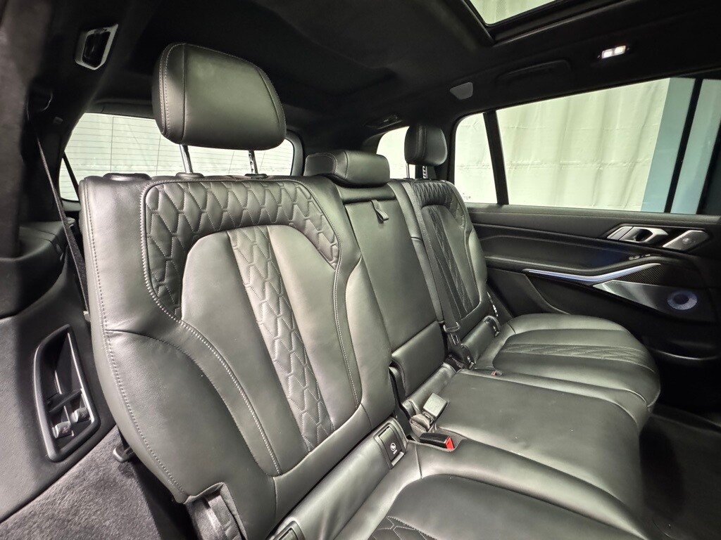 2025 BMW X7 - Image 28