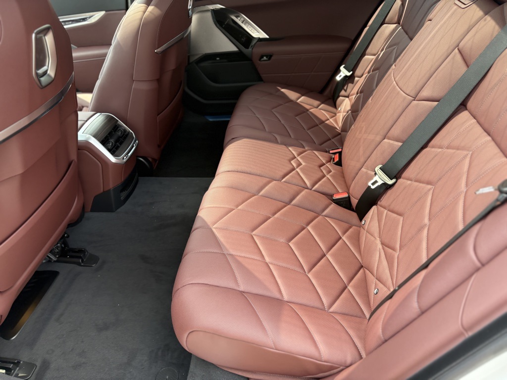 2025 BMW 760I - Image 18