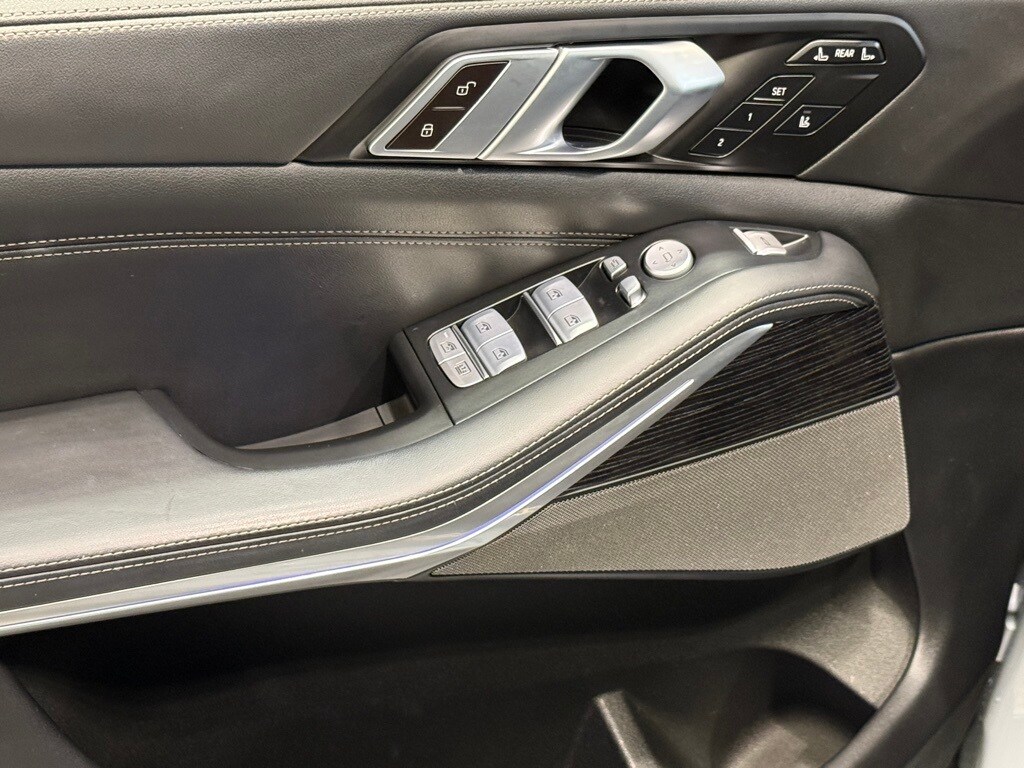 2025 BMW X7 - Image 15
